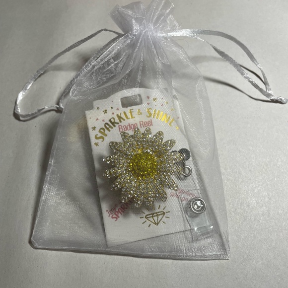 Sparkle & Shine Daisy Badge Reel - Picture 3 of 3